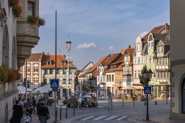 Stadtplatz mitten in der Altstadt von Helmstedt in Niedersachsen